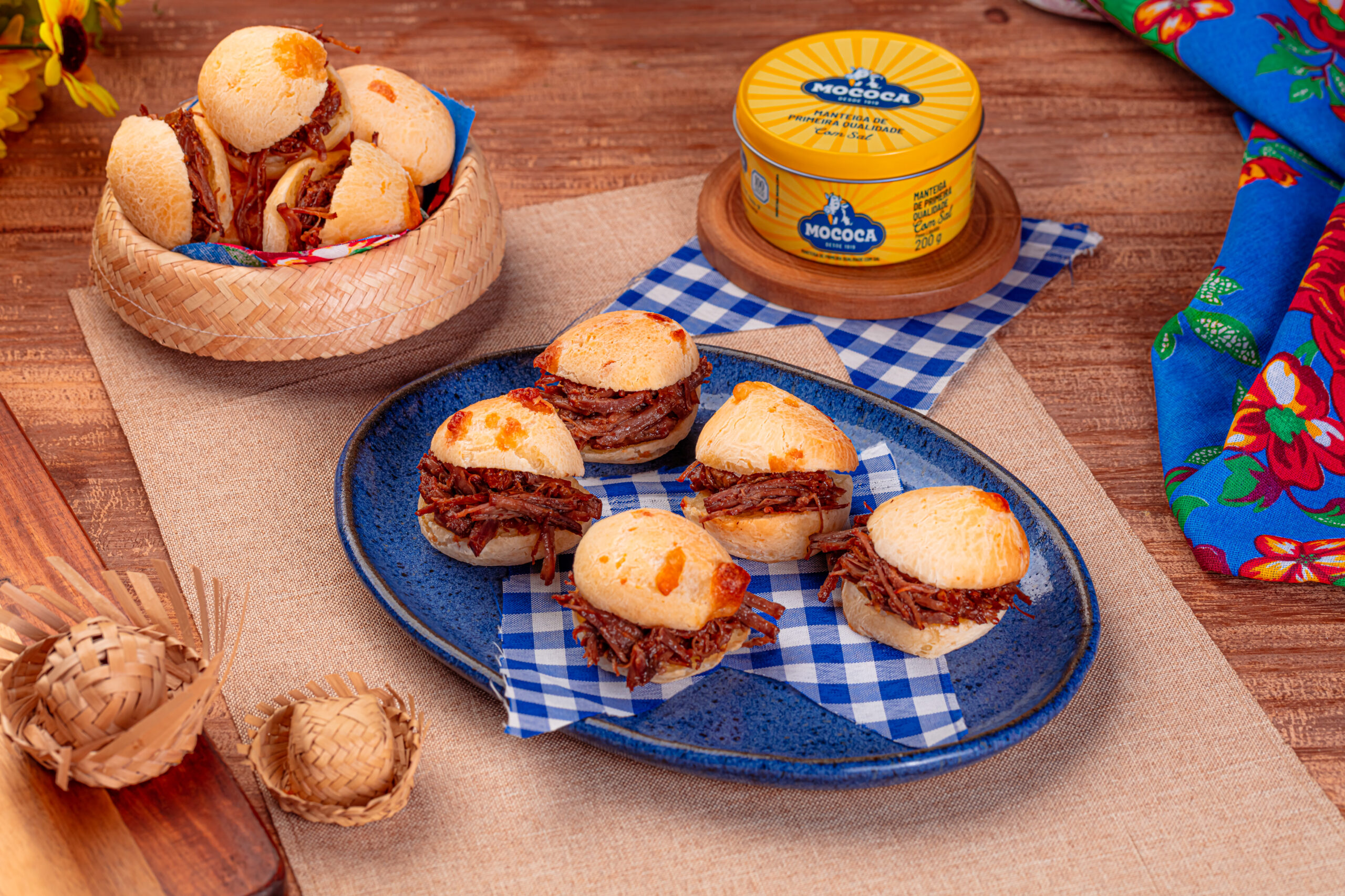 Pão de Queijo com Carne Louca